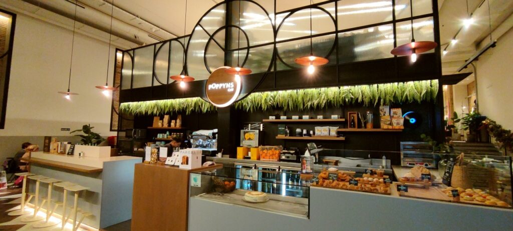 Inedit în Valencia: cafenea într-un magazin cu haine